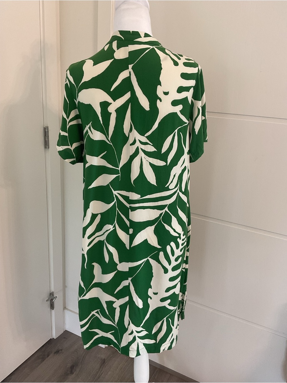 H&M Green and Cream Tropical Print Shift Dress - Picture 5 of 9